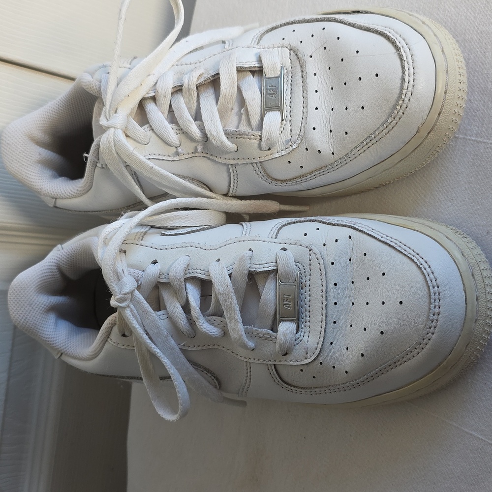 Nike Kids Air Force 1 Low Top White Sneakers Size 6.5Y - Picture 3 of 16